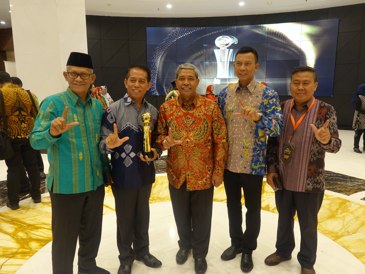 BUPATI LAMPUNG TENGAH TERIMA PENGHARGAAN INDONESIA AWARDS 2019